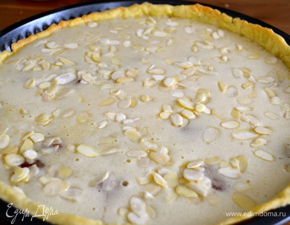 Украсить сверху миндальными лепестками и поставить выпекаться в духовку (при той же температуре) 20 минут.