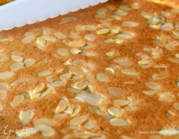 Готовому пирогу дать обязательно остыть!... Нарезать и подавать уже в охлажденном виде. 