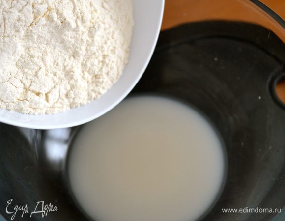 Приготовить опару. Для этого развести дрожжи в теплой воде.