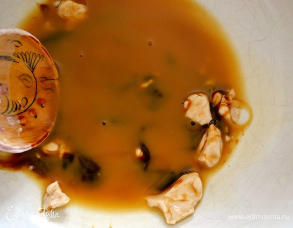 Тем временем в другой миске бОльшего размера раскрошить дрожжи и добавить немного теплой воды (из общего указанного в рецепте количества воды) вместе с солодом (или медом).