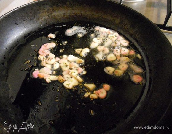 Чеснок с прованскими травами обжарить на среднем огне на оливковом масле.