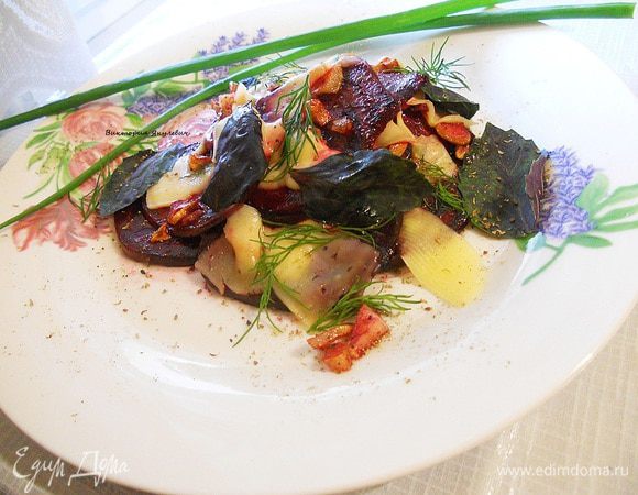 Свеклу обжаривать 5 - 7 минут, помешивая. Затем свеклу с чесноком выложить на блюдо, сверху на нее тонкими ломтиками нарезать сыр, слегка посолить и поперчить по вкусу, добавить листочки базилика, нарвать немного зелени сверху. Приятного аппетита.