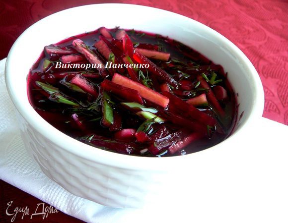 Подается холодник следующим образом: в тарелку кладется 2-3 столовые ложки яично-огуречно-луковой смеси и заливается свекольным отваром.  Я люблю в таком виде, без сметаны...