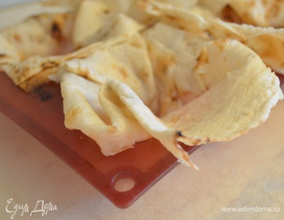 лаваш нарезать на квадраты 10 на 10 см, смазать водой и уложить в формочки для маффинов. Поставить в духовку на 10 минут - там они подсохнут и немного сожмуться в размерах и станут хрустящими. 