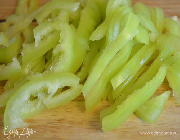 перец моем, удаляем семена и нарезаем также полукольцами 