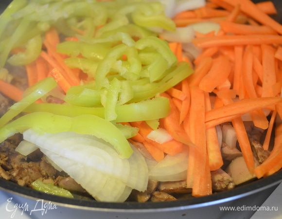 добавляем овощи, обжариваем все вместе 5-7 минут. Солим и перчим, сбрызгиваем бальзамиком 