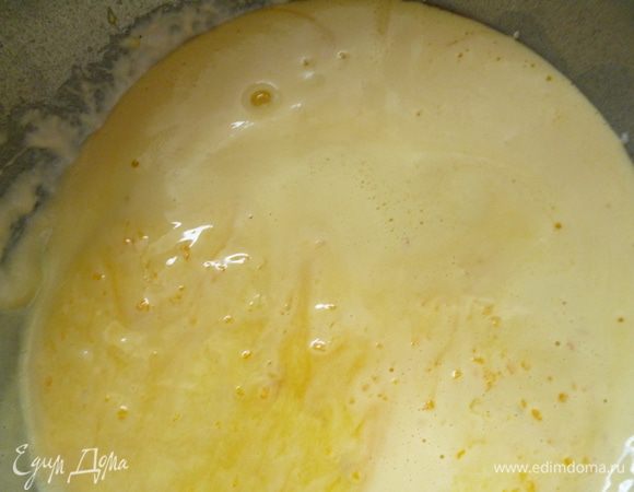 Муку просеять, масло сливочное подогреть, но не растапливать до конца. От общего количества сахара отделить 2 ст. л. для дрожжей, а остальной сахар взбить с яйцами и ванильным сахаром. Молоко подогреть до 40°C (теплее температуры руки) и растворить в нем 2 ст. л. сахара и дрожжи. Выливаем все в емкость для замеса. К молочно-дрожжевой смеси добавляем примерно треть муки и хорошо перемешиваем (получается тесто, как на оладьи). К этому тесту добавляем растительное масло и взбитые с сахаром яйца, цедру, перемешиваем.