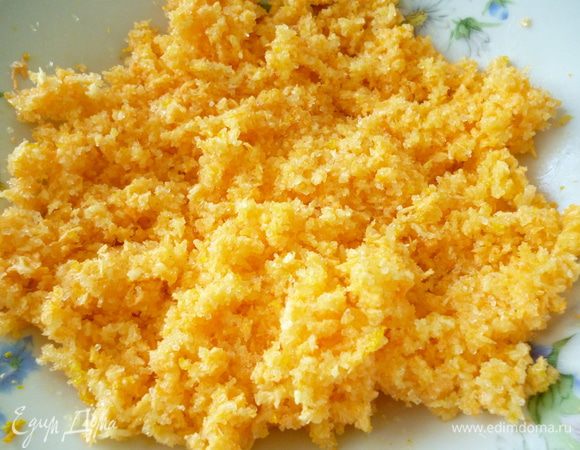 Готовим начинку: смешать сахар, масло, кокосовую стружку, натертую цедру и поставить в холодильник.