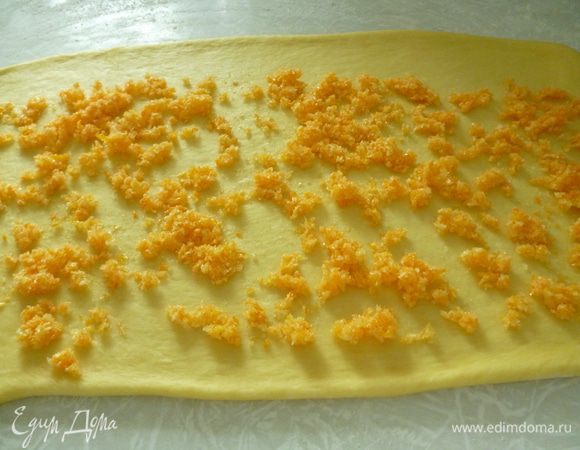 Готовое тесто делим на 4–5 частей и по очереди каждую раскатываем в прямоугольник толщиной 1–1,5 см, распределяем начинку.