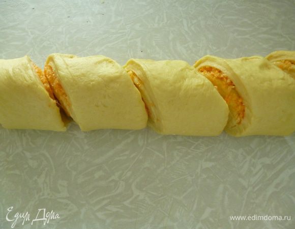 Острым ножом разрезать рулет на части примерно 8–10 см длиной.