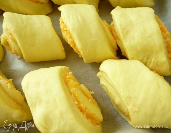 Выкладываем булочки на противень, застеленный пергаментом. Накрыть полотенцем и дать булочкам подняться 20–25 минут. Булочки смазываем взбитым яйцом и выпекаем в духовке при 180°C до румяного цвета корочки (в среднем 20–25 минут). Готовые булочки вынуть из духовки и накрыть полотенцем и дать постоять 15–20 минут. Приятного аппетита!