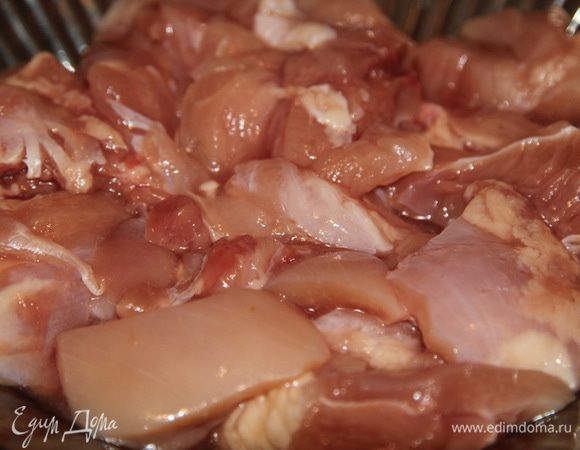 куриное мясо нарезаем небольшими кусочками