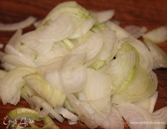 Лук нарезаем полукольцами