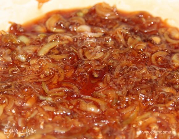 В сковороду (у меня керамическая) наливаем соевый соус, добавляем сахар и воду . Доводим до кипения,ждем когда сахар растворится и выкладываем лук. Готвим до полуготовности лука