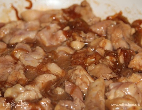 Далее выкладываем подготовленное мясо, накрываем крышкой и тушим минут 7. Затем открываем крышку, переворачиваем мясо и тушим еще 5 минут.