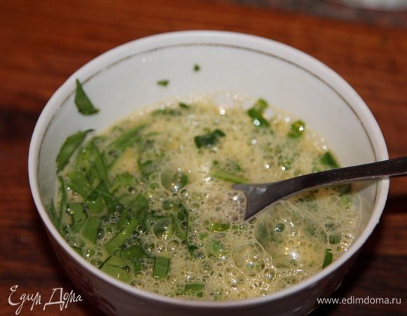 Пока мясо тушится, нарезаем петрушку, яйца взбиваем вилкой и соединяем с петрушкой: