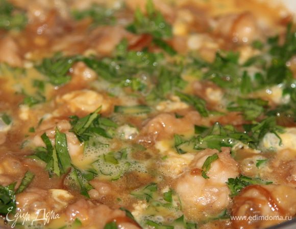 Теперь аккуратно выливаем яичную смесь, равномерно распределяя ее по мясу: