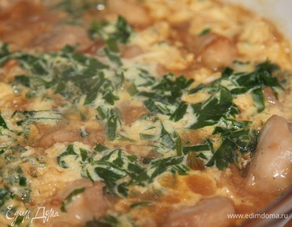 Накрываем крышкой на 2-3 минуты, чтобы яйцо схватилось: