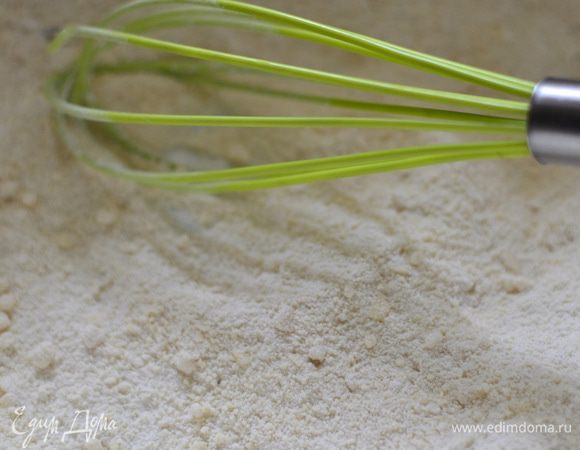 1. Готовим  BISCUIT Joconde Pistacheа. Разогреть духовку до 200 градусов. Измельчить миндальные лепестки и фисташки до состояния пудры.Разделить 3 яйца на белки и желтки. Взбить слегка венчиком желтки и 1 целое яйцо.
Смешайте миндаль, сахарную пудру, просеянную муку.