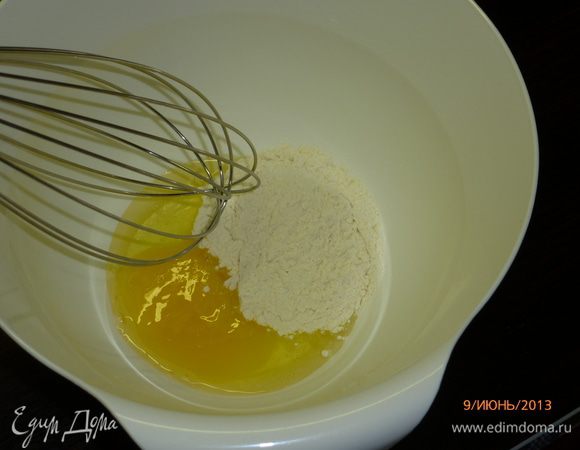 Готовим панировку для сыра бри. Венчиком смешиваем яйцо с мукой, солим, перчим.