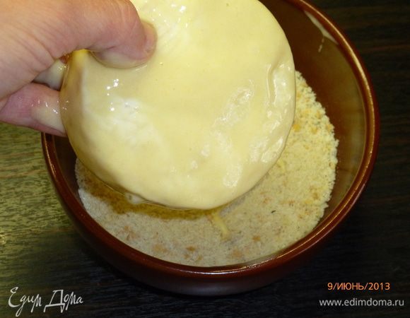 Обмакнем в получившуюся смесь сыр и обваляем его в сухарях. Сухари у меня без добавок. Если используете готовые смеси для панировки, читайте состав. Если они уже содержат соль и перец, то к яйцу их не добавляем.
