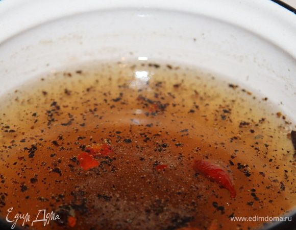 Сначала готовим маринад: воду ставим на огонь, доводим до кипения, добавляем кориандр, гвоздику, оба вида перцев, лаврик, сахар и соль. Доводим до кипения снова и добавляем уксус. Сразу выключаем, добавляем масло растительное и отставляем в сторонку остывать