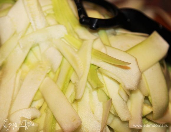 Кабачки очищаем от кожуры и семян, нарезаем тонкими полосками любым удобным способом. Я ножичком для чистки овощей.