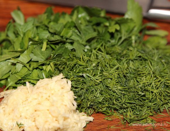 Мелко нарезаем чеснок, рубим зелень: