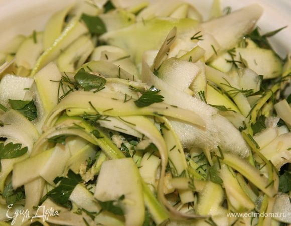 Смешиваем с кабачками в вашей посуде (у меня обычная кастрюлька эмалированная на 1,5 литра)