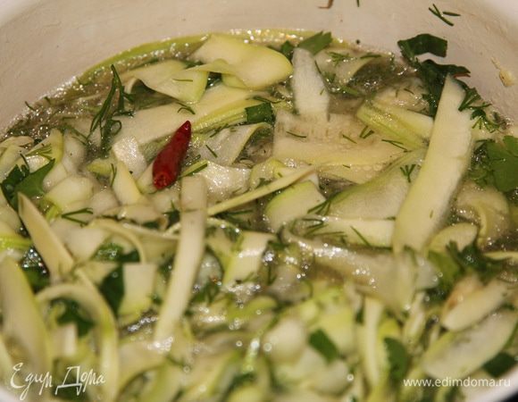 Заливаем маринадом, причем ждать его полного остывания не обязательно. И ставим мариноваться в холодное место до утра. Можно придавить грузом, если недостаточно маринада. У меня в этом необходимости не было. Вот и весь рецепт. Обращаю ваше внимание: кабачков уже нарезанных 750 грамм.
Всем приятного аппетита!
 С уважением, Елена. 