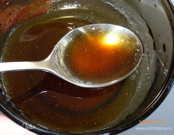 В это время готовим заправку. Смешиваем все ингредиенты, заправка готова.