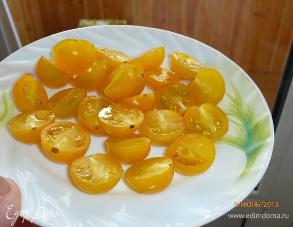 Помидоры черри и перепелиные яйца разрезаем пополам. Можно использовать красные помидоры, у меня сегодня желтые)