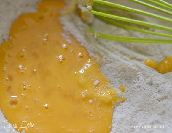 Добавьте половину  взбитых венчиком яиц и перемешайте  до получения однородной массы.
Тем временем, растопить сливочное масло.