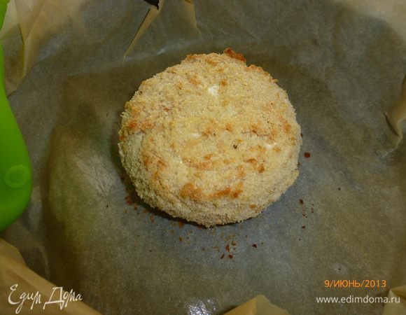 За это время приготовился сыр. Даем ему постоять 1-2 мин и острым ножом режем на крупные куски. 