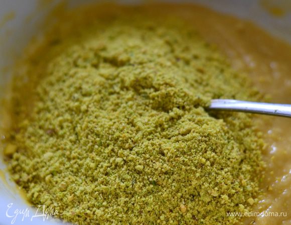 Добавьте фисташковый порошок,