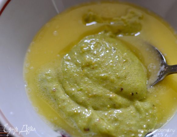 Положите ¼ части фисташкого теста в  растопленное сливочное масло, перемешать, затем вылейте смесь обратно в миску.
