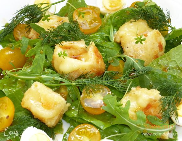 Теперь все выкладываем на тарелки. Салат латук, руккола, половинки помидорок черри и перепелиных яиц, кусочки сыра. Поливаем заправкой. Можно украсить кресс-салатом и укропом. Подаем скорре на стол пока не остыл сыр. Приятного аппетита!