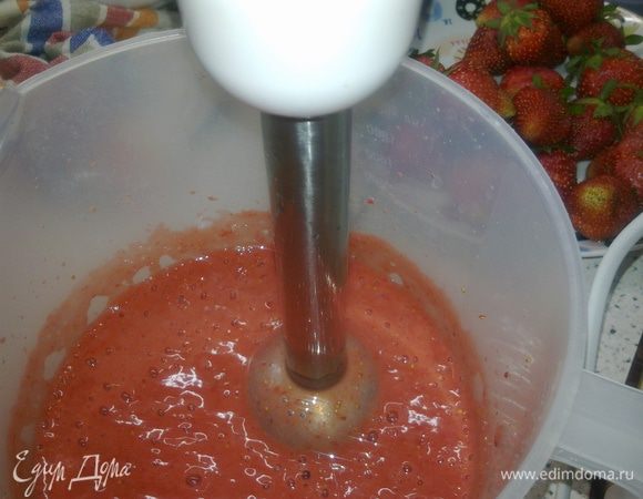 Теперь готовим клубничный слой.  Для этого нужно взбить клубнику блендером, добавить туда сахар и желатин, который так же нужно развести  по схеме указанной выше.... всё тщательно перемешать...