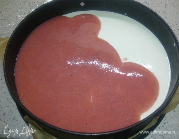 После того как творожный слой немного схватится, достать наш десерт из холодильника и вылить на него  клубничную массу... и так же поставить в холодильник на час...