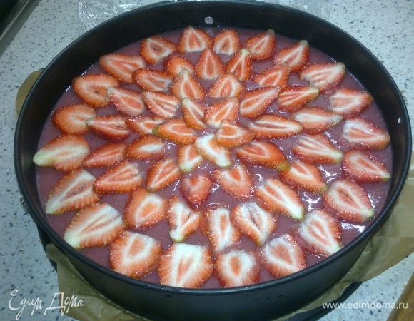 как только немного схватится и клубничный слой, вынуть десерт из холодильника, нарезать клубнику для украшения на пластинки и уложить их сверху так, как подскажет ваша фантазия... Поставить в холод на ночь... Для лучшего результата надо было бы и сверху залить пластинки клубники тонким слоем прозрачного желе, но лично у меня на это времени не было совершенно...