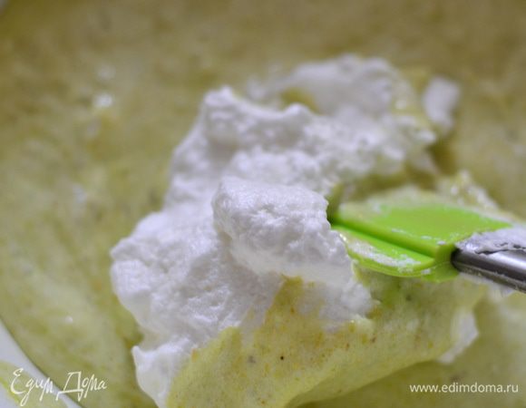 Взбить белки с сахаром и лимонным соком до устойчивых пиков,добавить немного в фисташковое тесто,аккуратно перемешать. Затем добавить остальную часть белков,лопаткой перемешать до однородности и вылить тесто на застеленный пергаментом противень,разровнять,выпекать 10-12 минут. Готовый корж остудить.