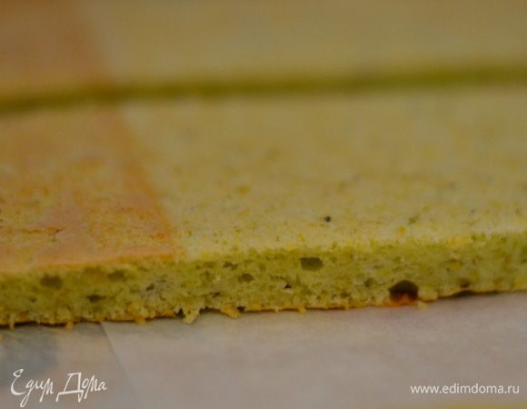 Остуженный корж разделить на 4 равные части.