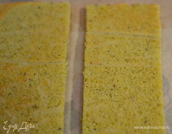 Взять линейку, помереть высоту вашей формы, в которой вы будете складывать торт и разрезать корж на одинаковые части. У меня ширина коржа была размером 6.5 см. Вырезать таких 4 коржа.