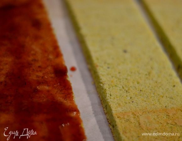 Смазать один корж клубничным джемом,