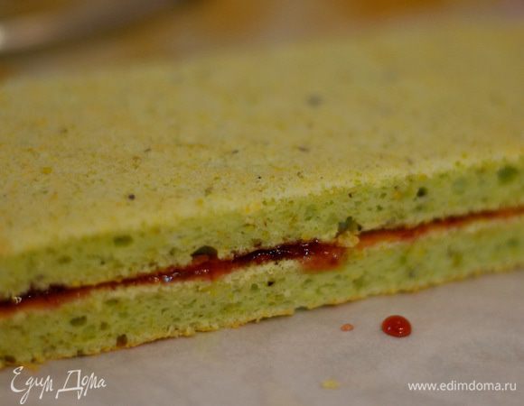 накрыть другим коржом. Сделать то же самое с третьим и четвертым коржом. 