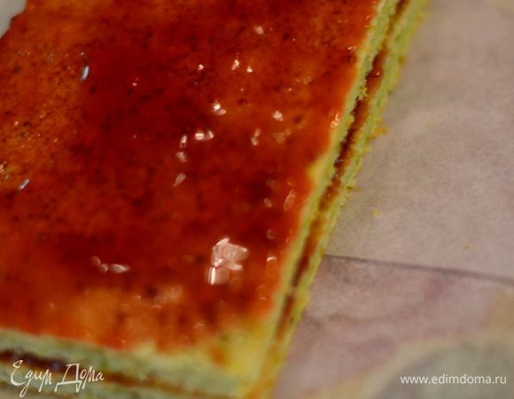 Теперь смазать верх двойного коржа и накрыть его другим двойным коржом.