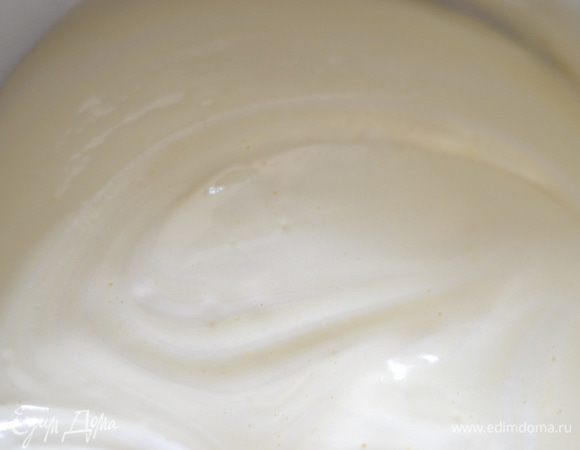 Соединить белки с желтками,аккуратно,заворачивающими движениями,перемешать.