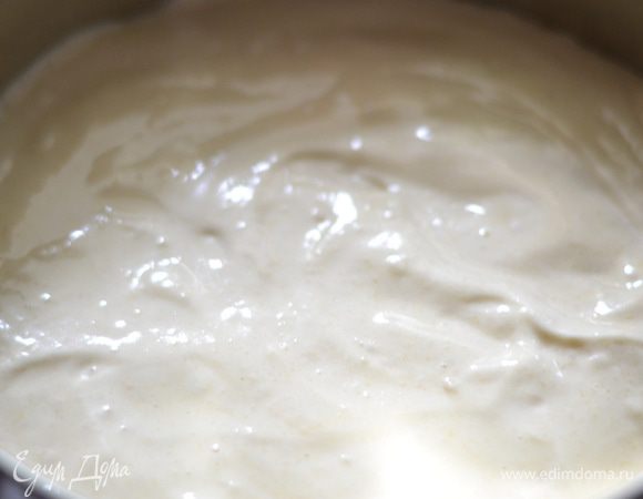 Просеять муку. Добавить к яйцам просеянную муку,миндаль,ванильное масло и  в несколько приемов,заворачивающими движениями аккуратно перемешать.