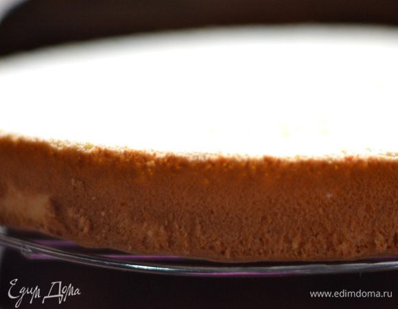 Готовый бисквит остудить.