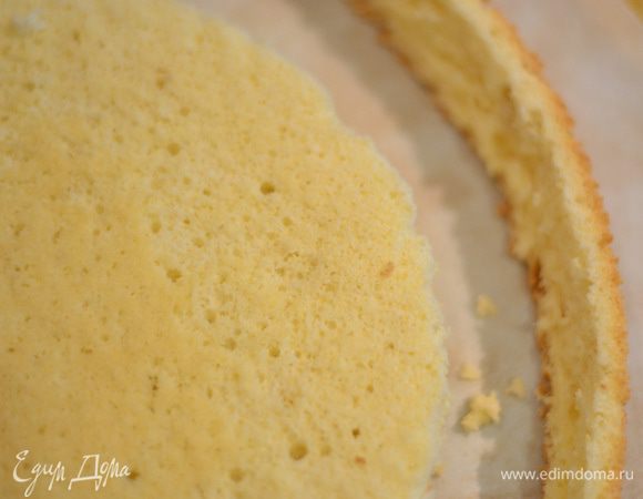 Разрезать по кругу, отступая где-то пол сантиметра от края бисквита